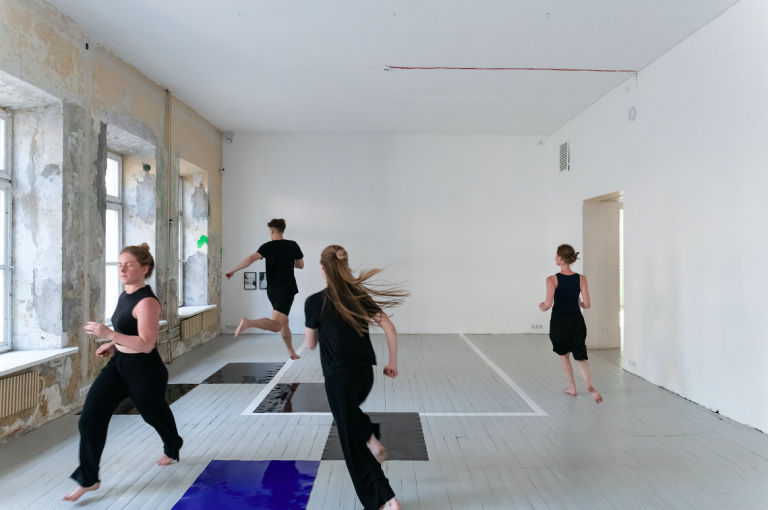 2022/07/14 & 07/28  Liepos mėnesio performansai menininko Tom Lovelace parodoje „Repeticijos kambarys“
