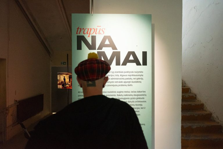2026/09/26–12/05  Šeštadienio ekskursijos su kuratore parodoje „Trapūs namai“